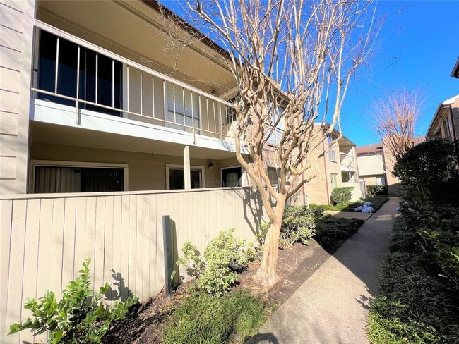 Building Photo - 2120 Wilcrest Dr