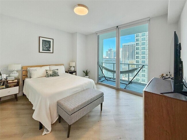 Building Photo - 300 S Biscayne Blvd