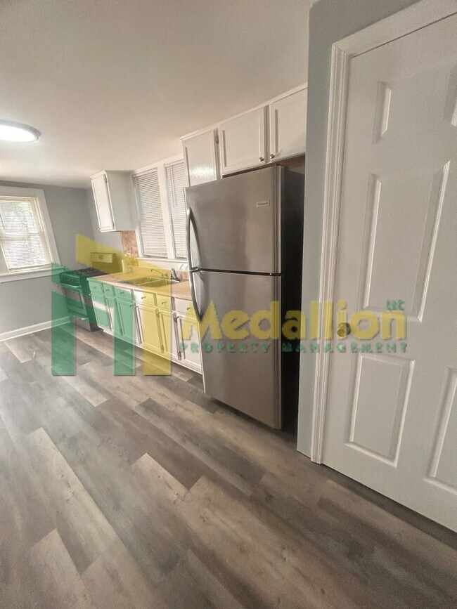 Building Photo - Updated 1-Bedroom Coach House with In-Unit Laundry
