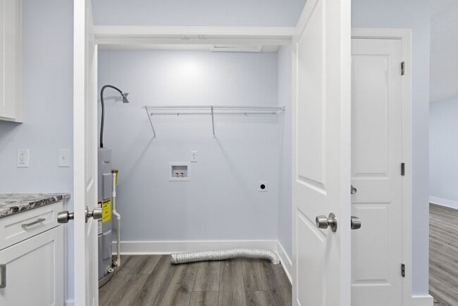 Building Photo - Fully Renovated and Move-In Ready Rental!