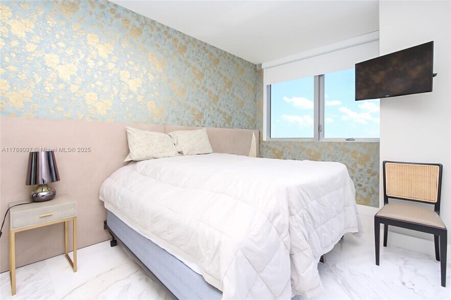 Building Photo - 1300 Brickell Bay Dr