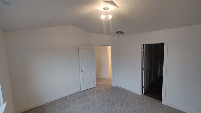 Building Photo - 4 Bed Town Home for Rent in Riverton