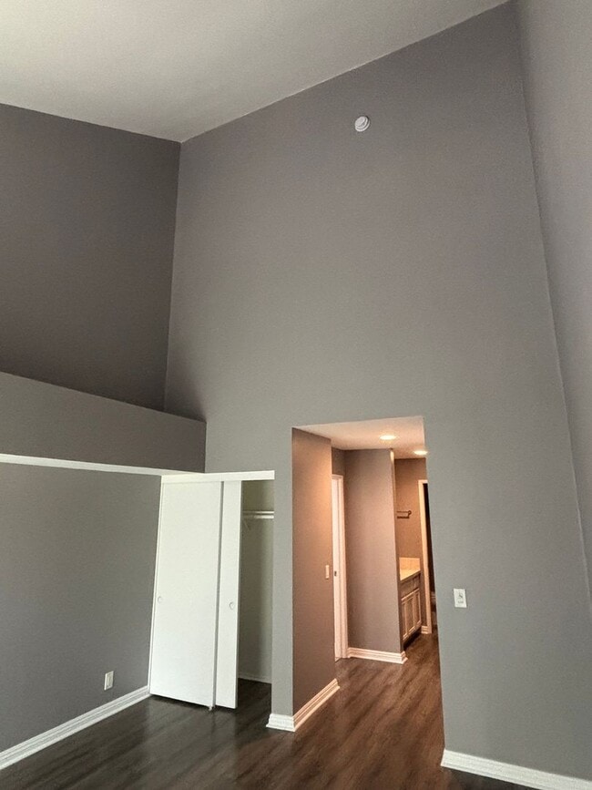 Building Photo - Two Masters Plus Loft Updated Condo in Long Beach