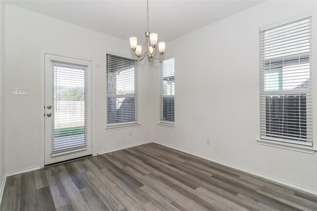 Building Photo - 1621 Stinnett Dr