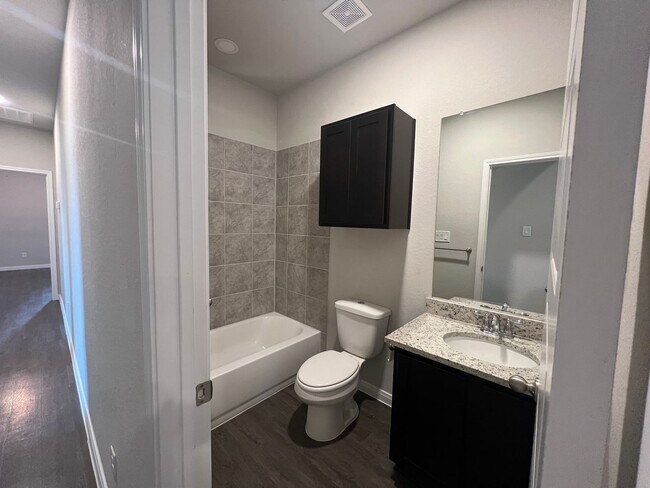 Building Photo - Luxury 3/2 Duplex in Seguin, Texas
