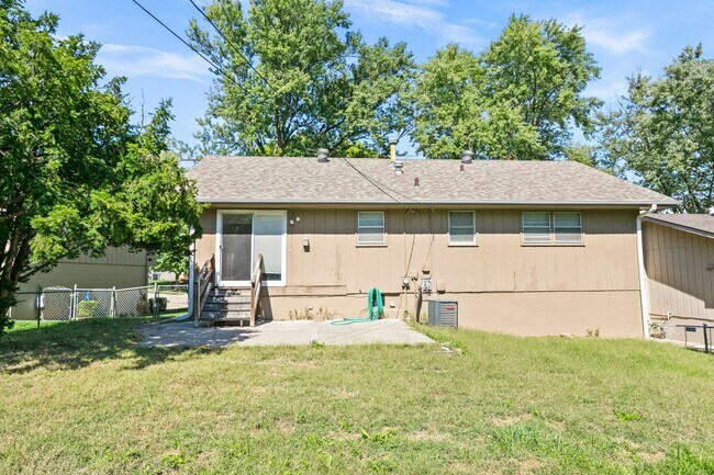 Building Photo - Stylish 3-Bed, 2-Bath Renovated Home with Granite Counters, 2-Car Garage & Large Fenced Yard in O...