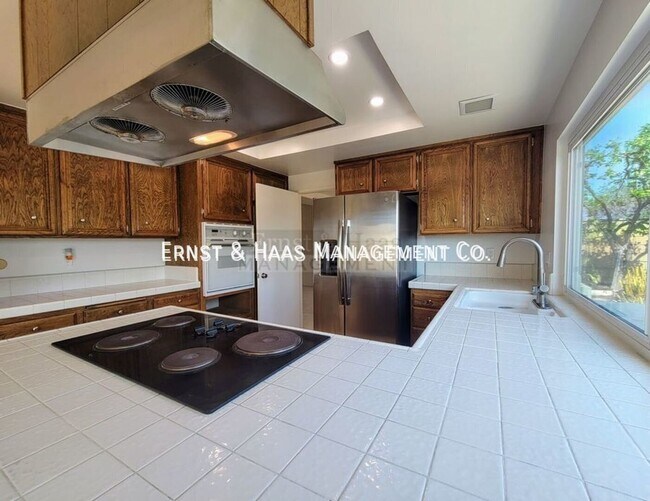 Building Photo - 5692 Vinevale Cir