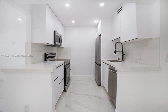 Building Photo - 13250 SW 7th Ct