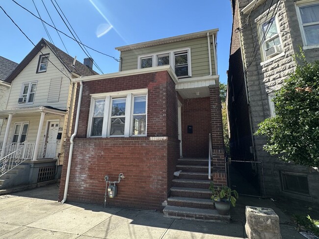 Primary Photo - 5 bedrooms, 1 bathroom