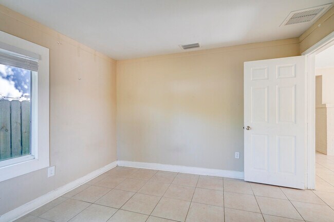 Building Photo - 1204 Easter Ave