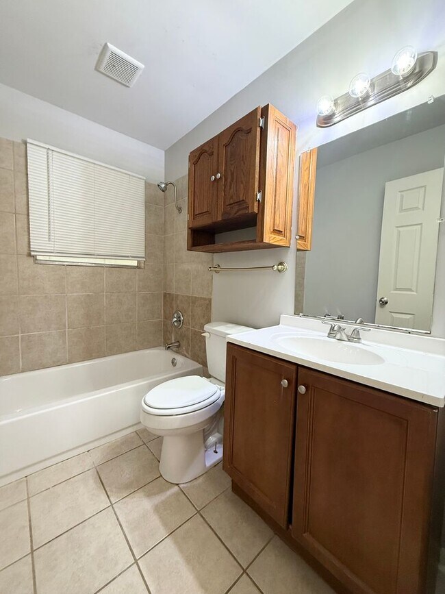 Building Photo - 9115 Oak Grove Ln