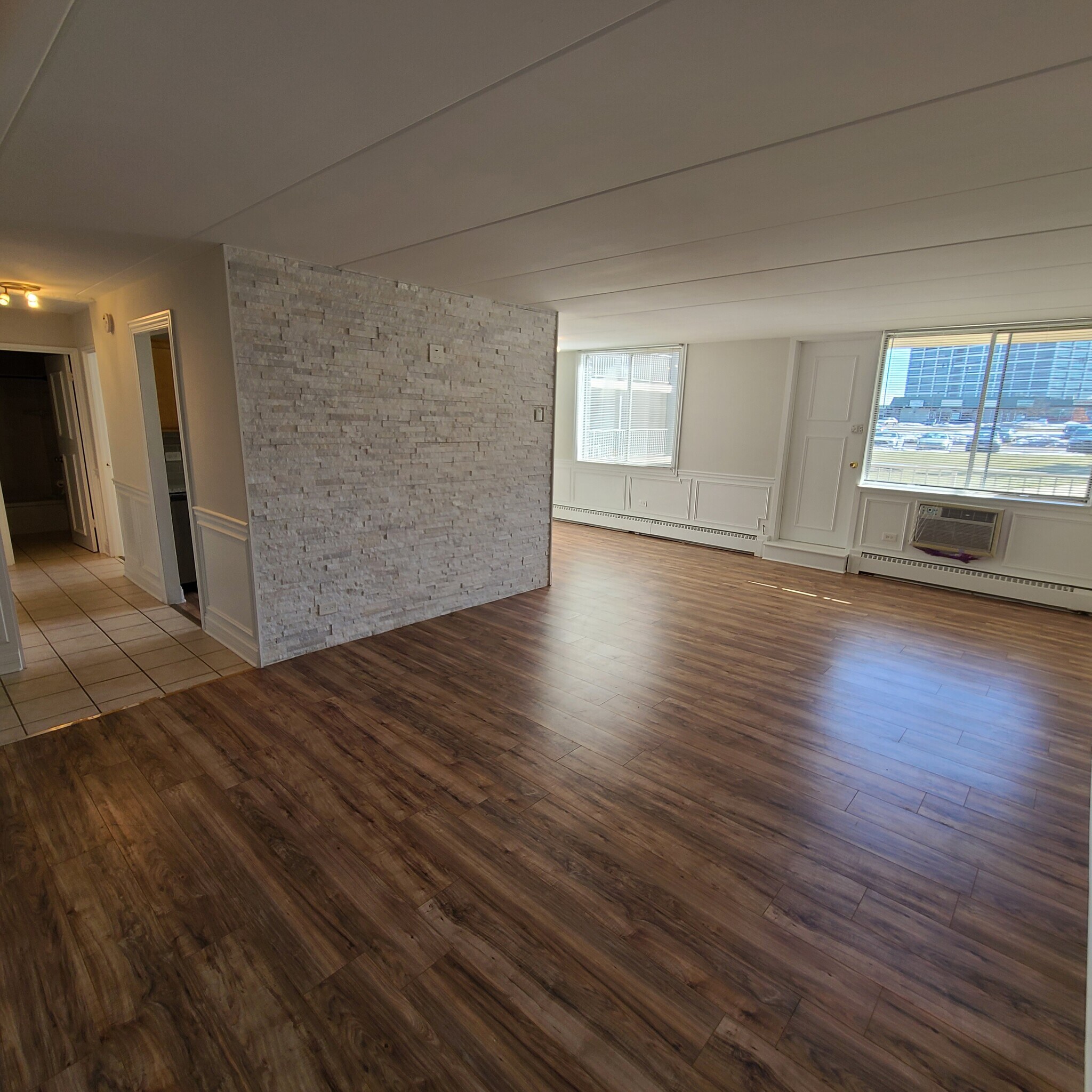 Building Photo - 225 S Rohlwing Rd