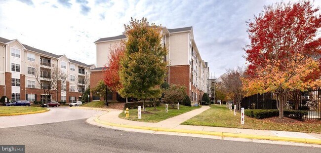 Building Photo - 4854 Eisenhower Ave