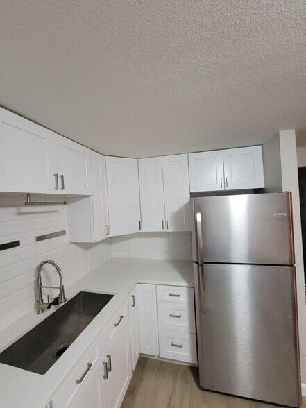 Building Photo - 1302 S Parker Rd