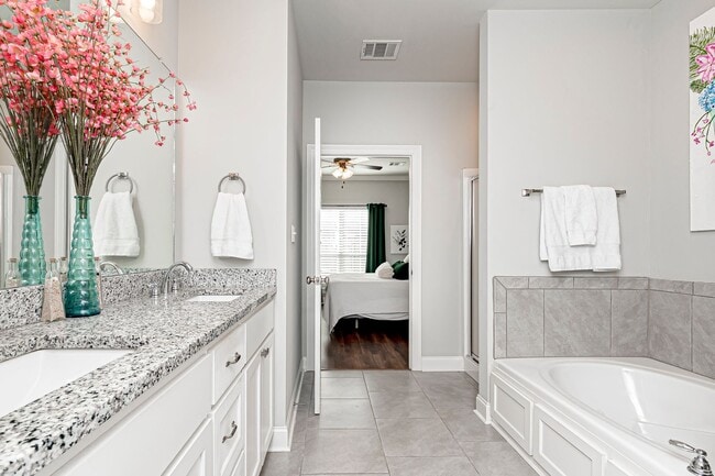 Building Photo - 2  Bedroom Townhome in a Gated Community