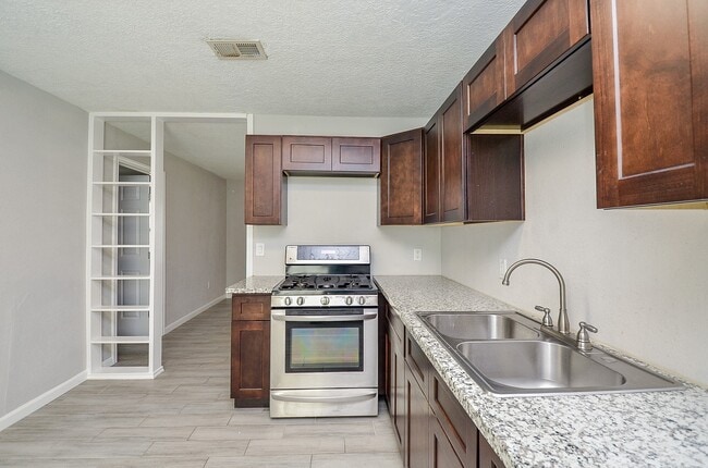 Building Photo - 8162 Homewood Ln