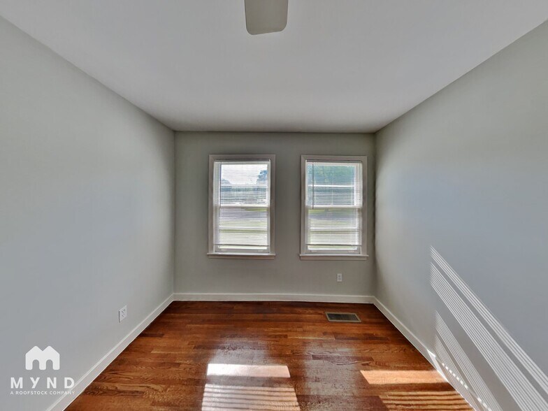 Building Photo - 877 Twin Lake Dr NE