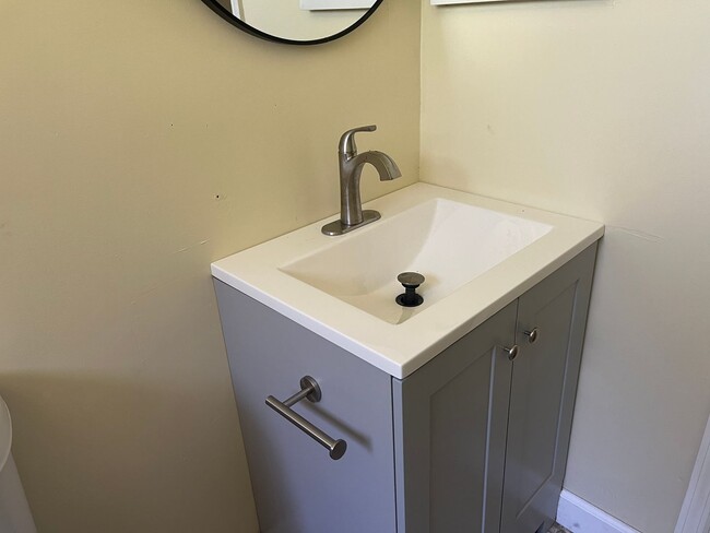 Building Photo - 2 Bed, 1 Bath Condo