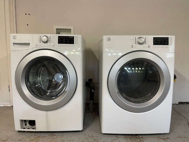 Washer & Dryer - 1515 Redwood Ave