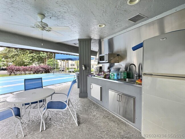 Building Photo - 400 S Hollybrook Dr