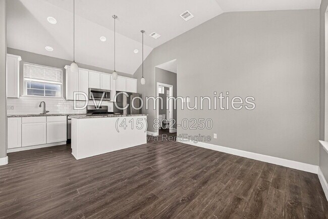 Building Photo - 1204 3rd St