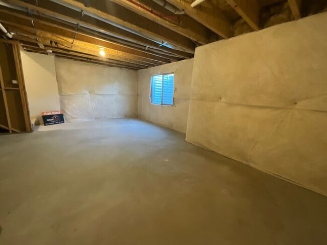 Building Photo - 2 bedroom 2 1/2 bath Townhouse 2 car garage.