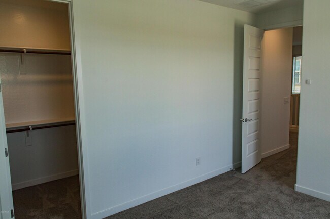 Building Photo - 1106 E Weatherby Way