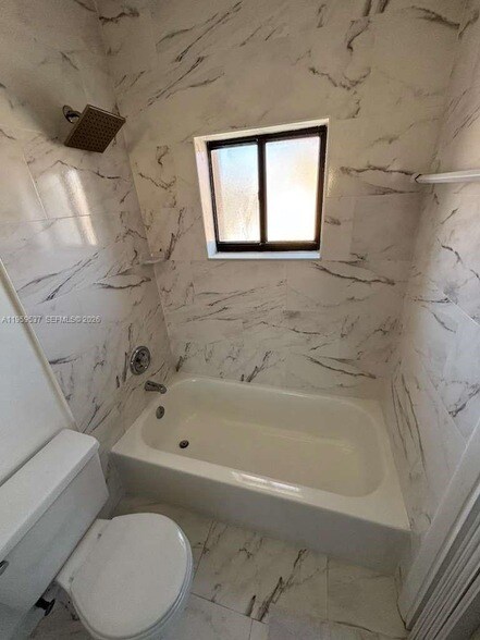 Building Photo - 613 NE 5th St