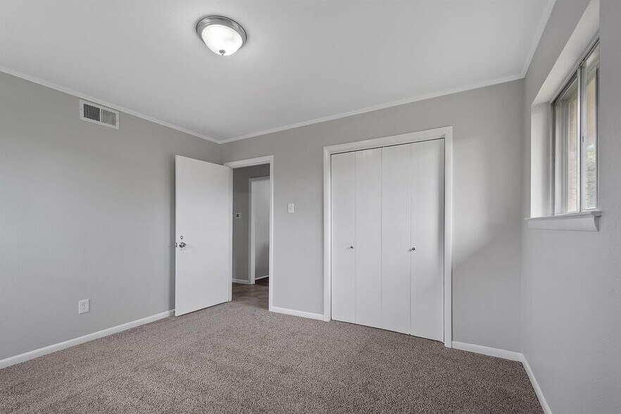Building Photo - Bright & spacious 6-bedroom retreat in Ben...