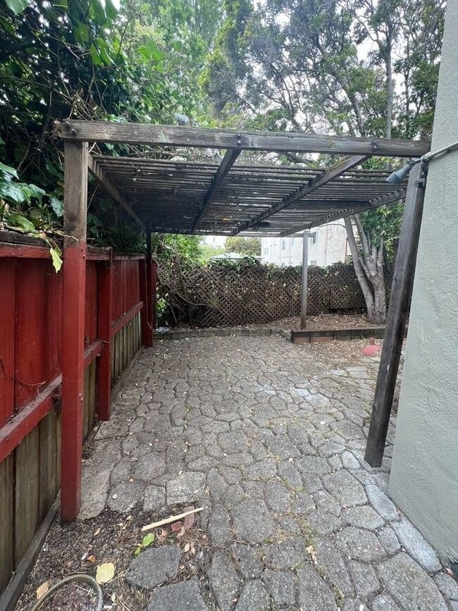 Building Photo - 1213 University Ave