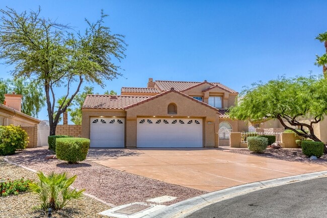 Building Photo - POOL HOME WITH LUSCIOUS GOLF COURSE & MAJE...