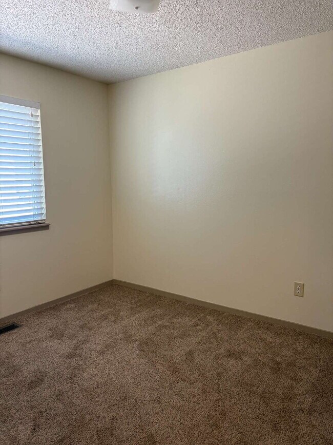 Building Photo - 2 bedroom townhouse - Mineola