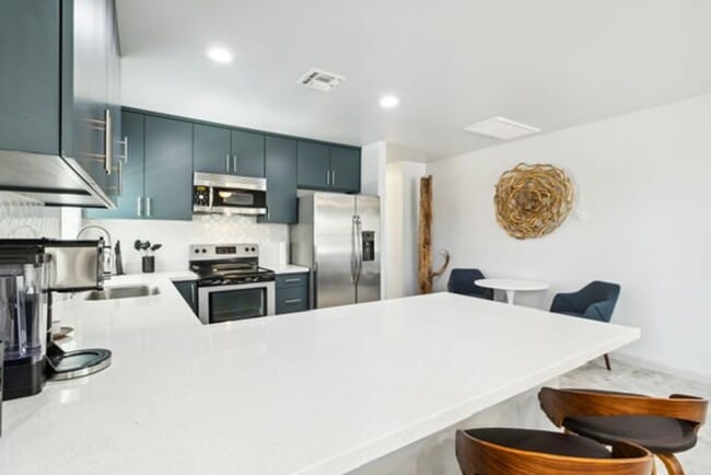 Building Photo - Utilities Included (a $200+ Savings). Charming Updated Duplex Home in Historic District!