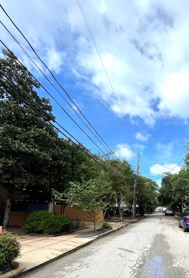 Building Photo - 1211 Marconi St