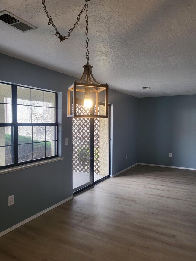 Building Photo - 837 Country Club Dr SE