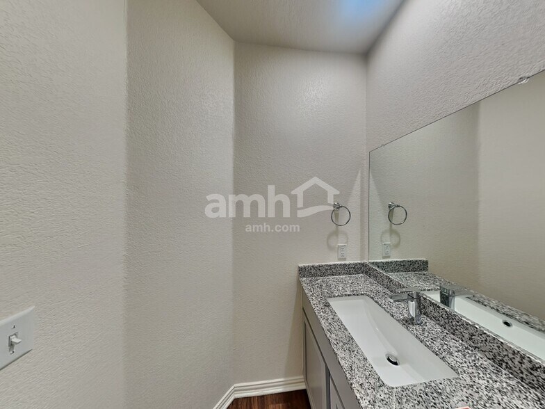 Building Photo - 2718 Wolfcreek