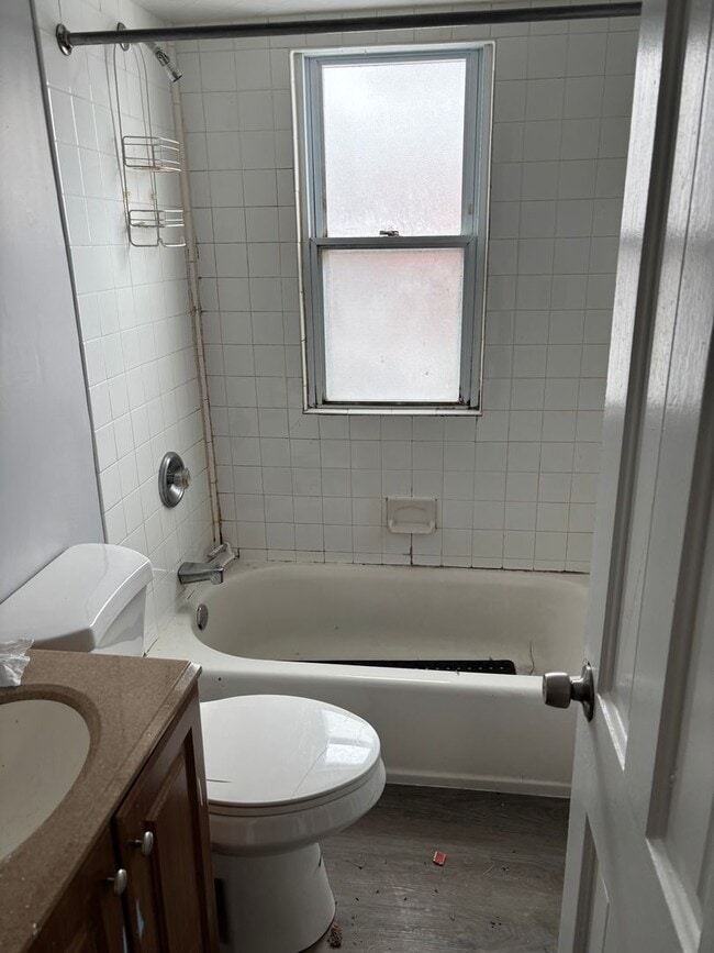 Building Photo - Euclid single home