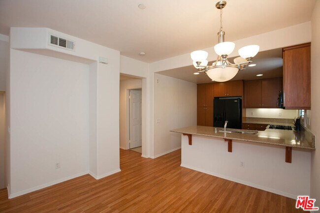 Building Photo - 720 S San Fernando Blvd