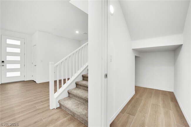 Building Photo - 600 N Carriage Hill Dr