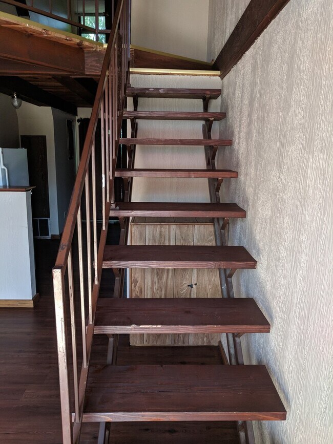Building Photo - Newly Remodeled Affordable 2 Bedroom 1.5 B...