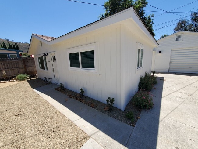 Building Photo - Recently Remodeled 2 Bedroom 1 Bath Back House