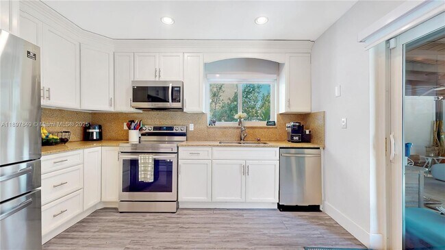Building Photo - 14519 SW 139th Ave Cir E