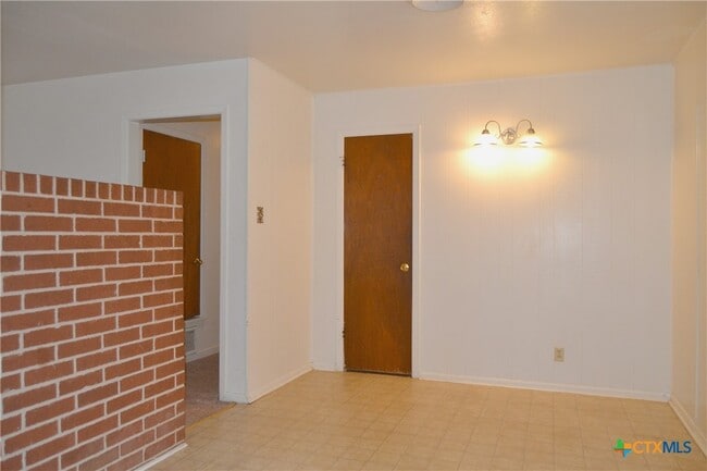 Building Photo - 1323 Gardenia Ave