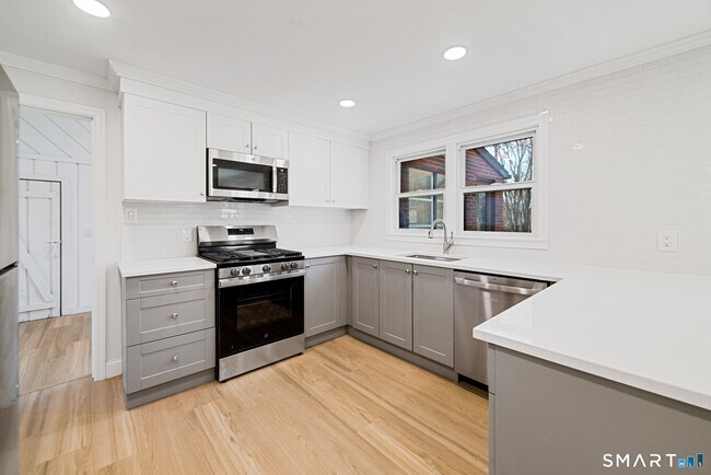 Building Photo - 141 Colony Ave