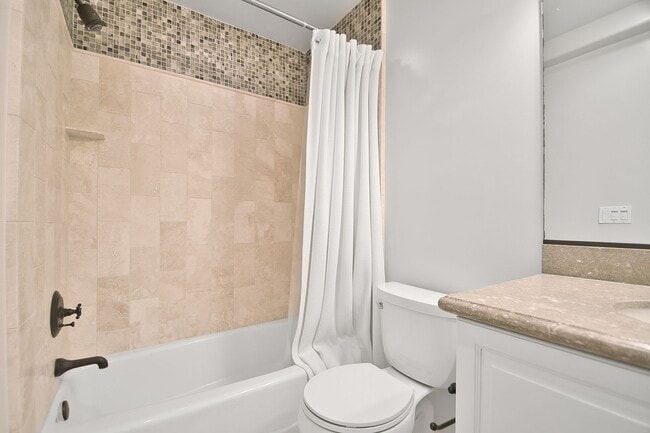 Building Photo - 3 Bed 3.5 Bath Town Home For Lease - Walk to Beach