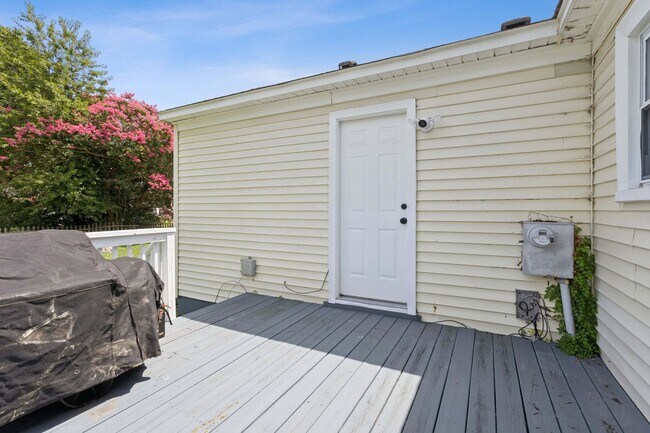 Building Photo - Updated ranch in Portsmouth!