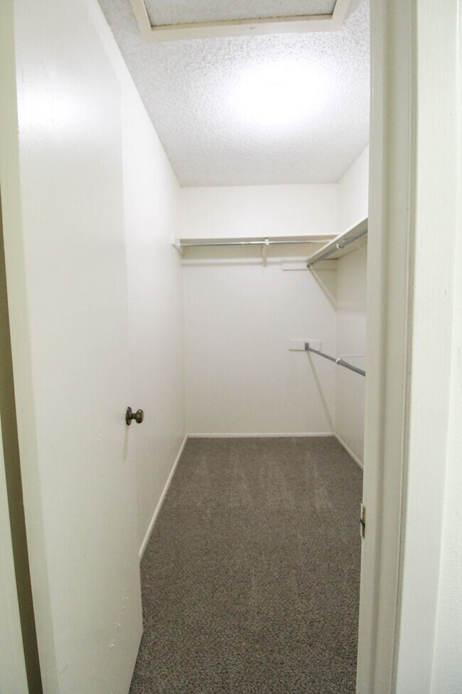 Building Photo - 1327 Julienne Pl