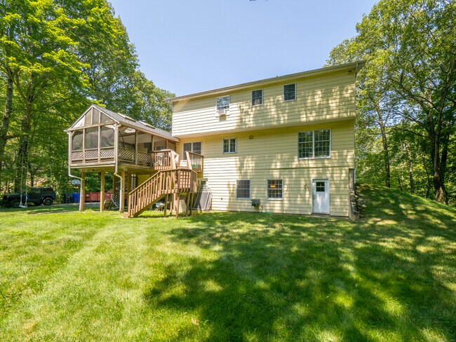 Building Photo - 31 Carriage House Dr