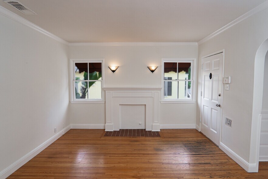 living room - 638 N Gardner St