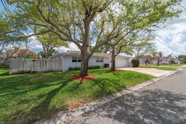 Building Photo - Beautiful 4 bedroom, 2 bathroom in Satellite Beach! NO HOA!!